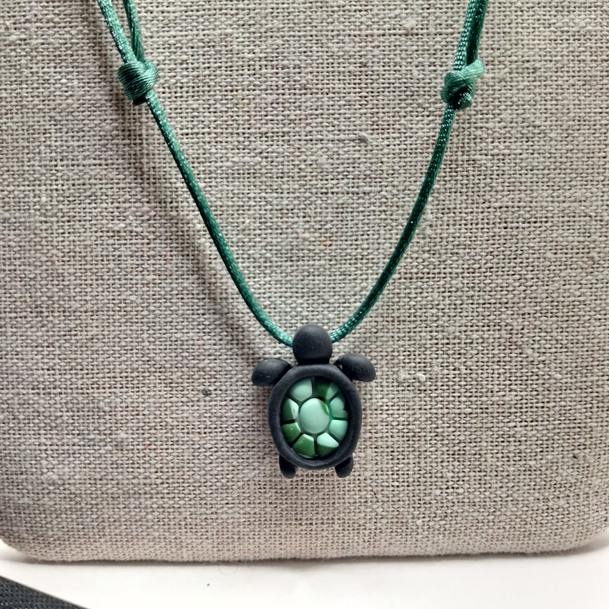 collier tortue argile polymère cordon nylon réglable unisexe intergénérationnel fait main créatrice française Vendée surf plage vacances noir vert