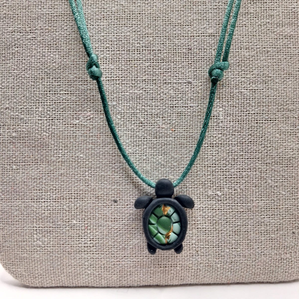 collier tortue argile polymère cordon nylon réglable unisexe intergénérationnel fait main créatrice française vendee surf plage vacances noir vert or