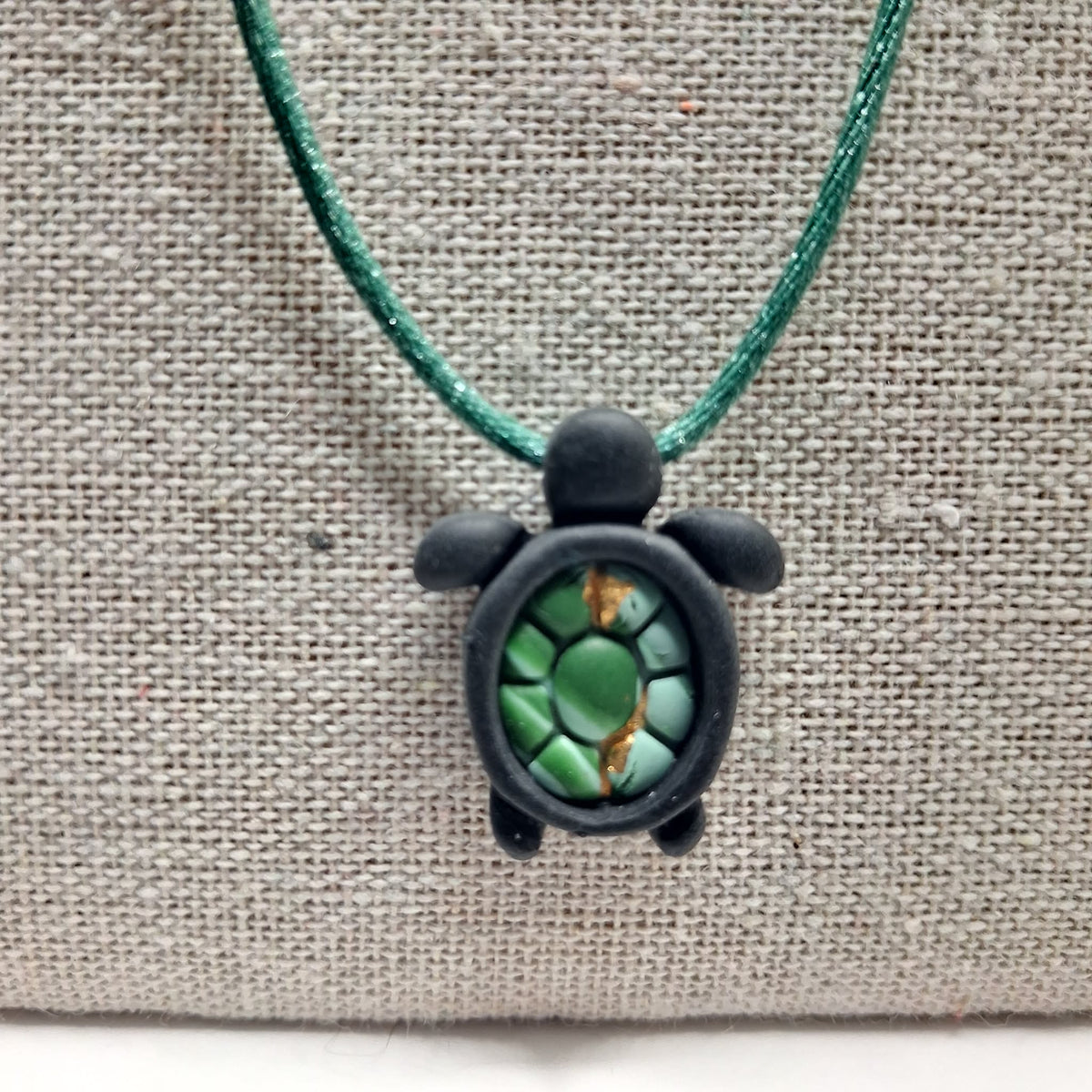 collier tortue argile polymère cordon nylon réglable unisexe intergénérationnel fait main créatrice française vendee surf plage vacances noir vert or