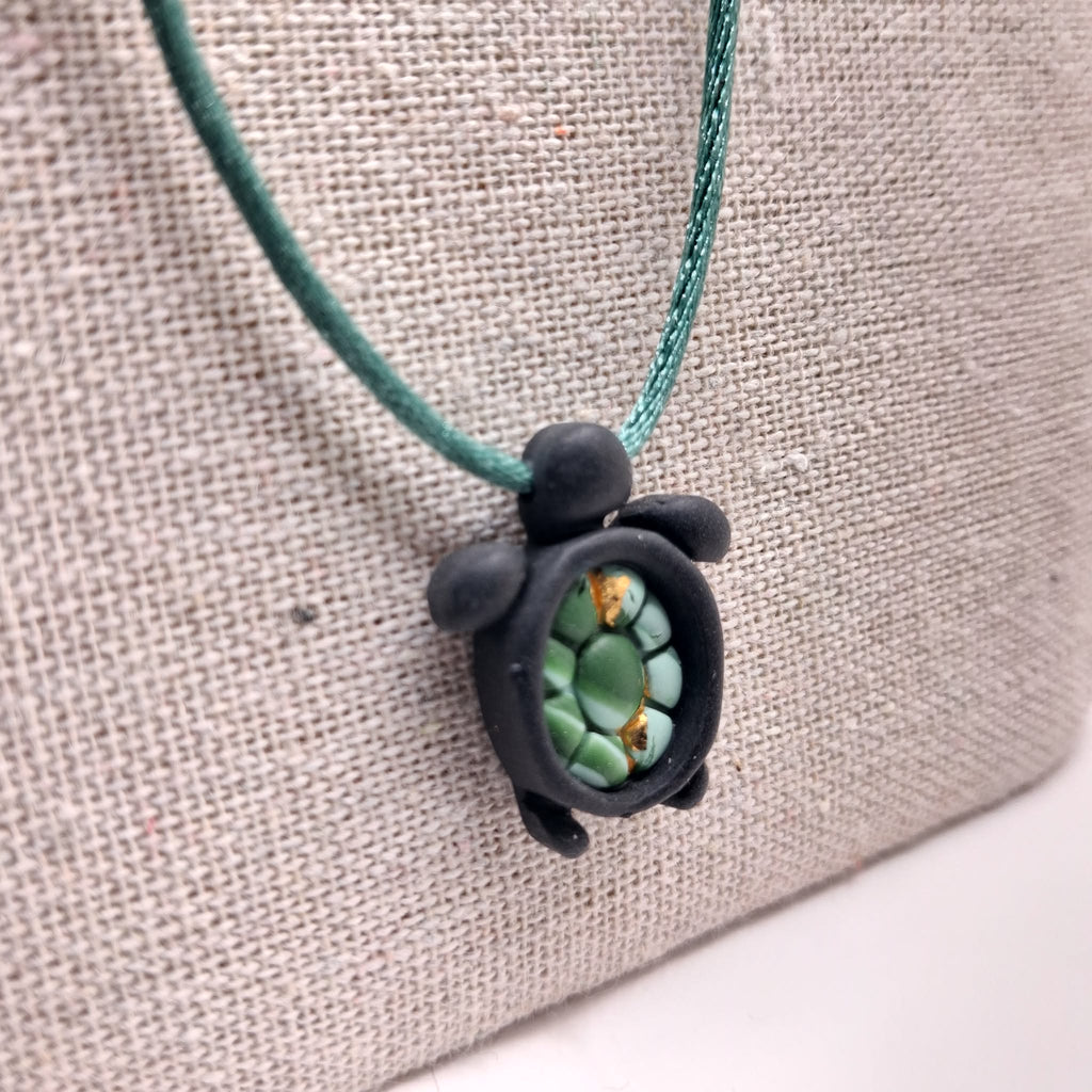 collier tortue argile polymère cordon nylon réglable unisexe intergénérationnel fait main créatrice française vendee surf plage vacances noir vert or
