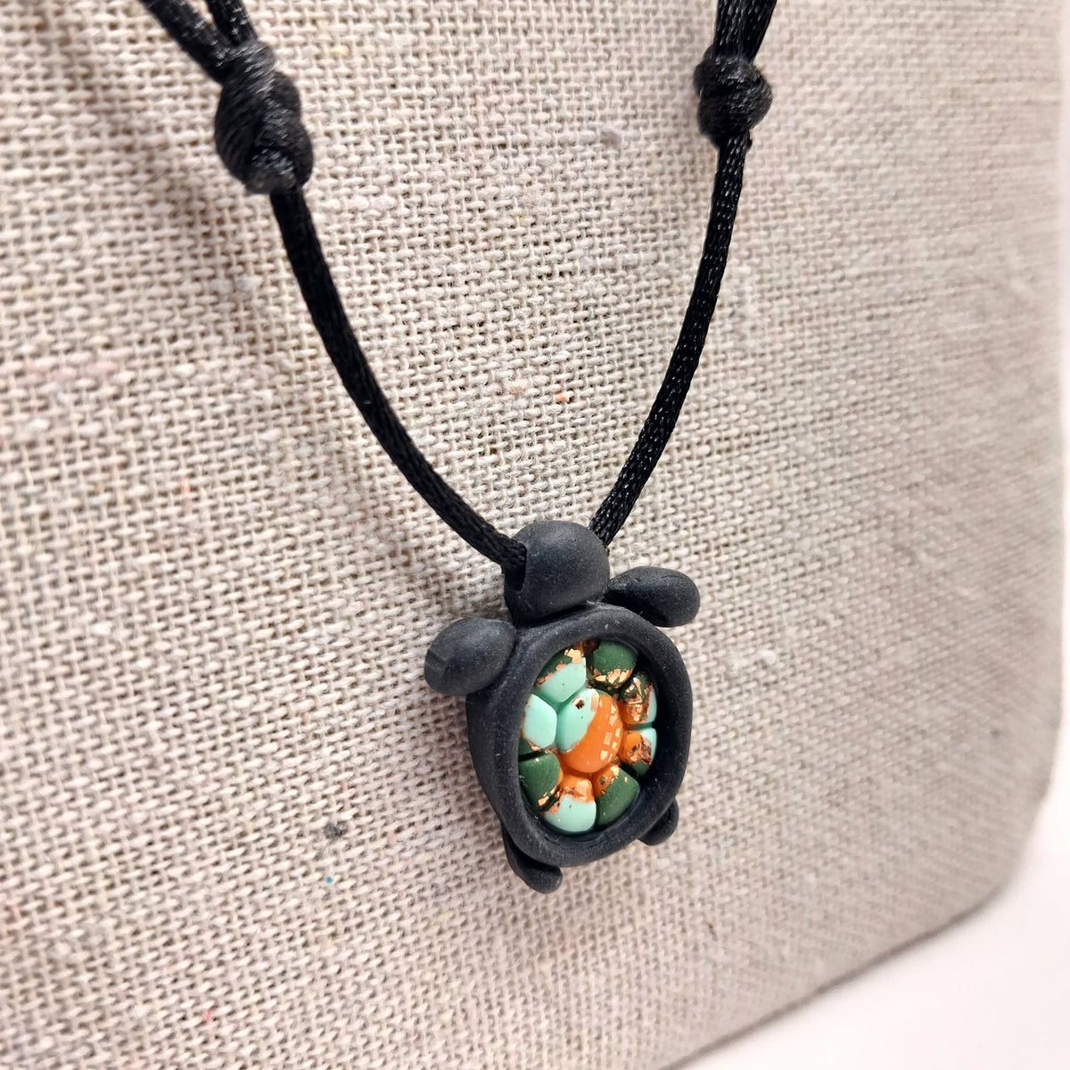 collier tortue argile polymère cordon nylon réglable unisexe homme femme enfant intergénérationnel fait main créatrice française Vendée surf plage vacances noir vert orange or