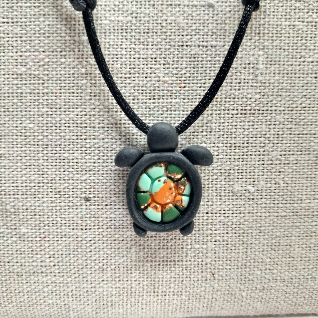 collier tortue argile polymère cordon nylon réglable unisexe homme femme enfant intergénérationnel fait main créatrice française Vendée surf plage vacances noir vert orange or