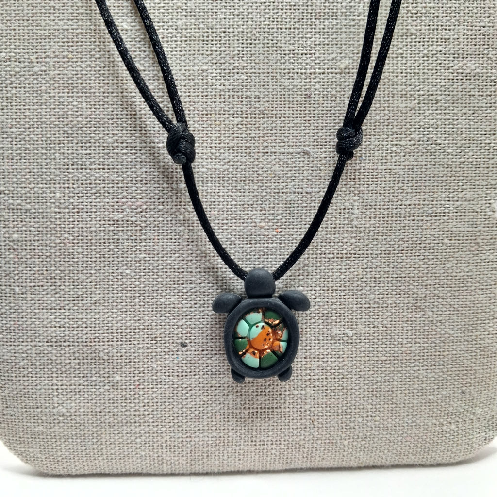 collier tortue argile polymère cordon nylon réglable unisexe homme femme enfant intergénérationnel fait main créatrice française Vendée surf plage vacances noir vert orange or