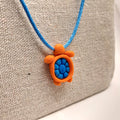 collier tortue argile polymère cordon nylon réglable unisexe homme femme enfant intergénérationnel fait main créatrice française Vendée surf plage vacances orange bleu