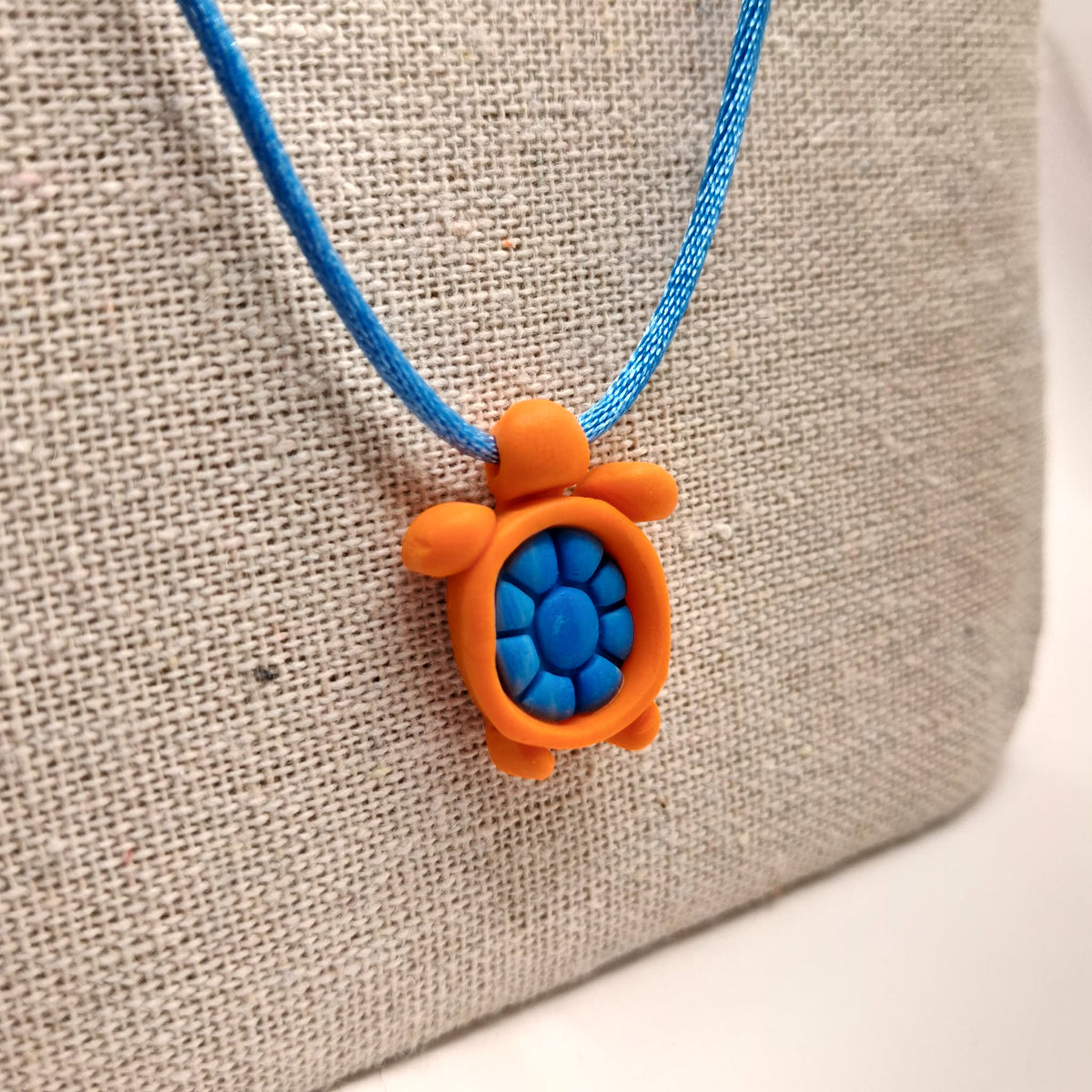 collier tortue argile polymère cordon nylon réglable unisexe homme femme enfant intergénérationnel fait main créatrice française Vendée surf plage vacances orange bleu