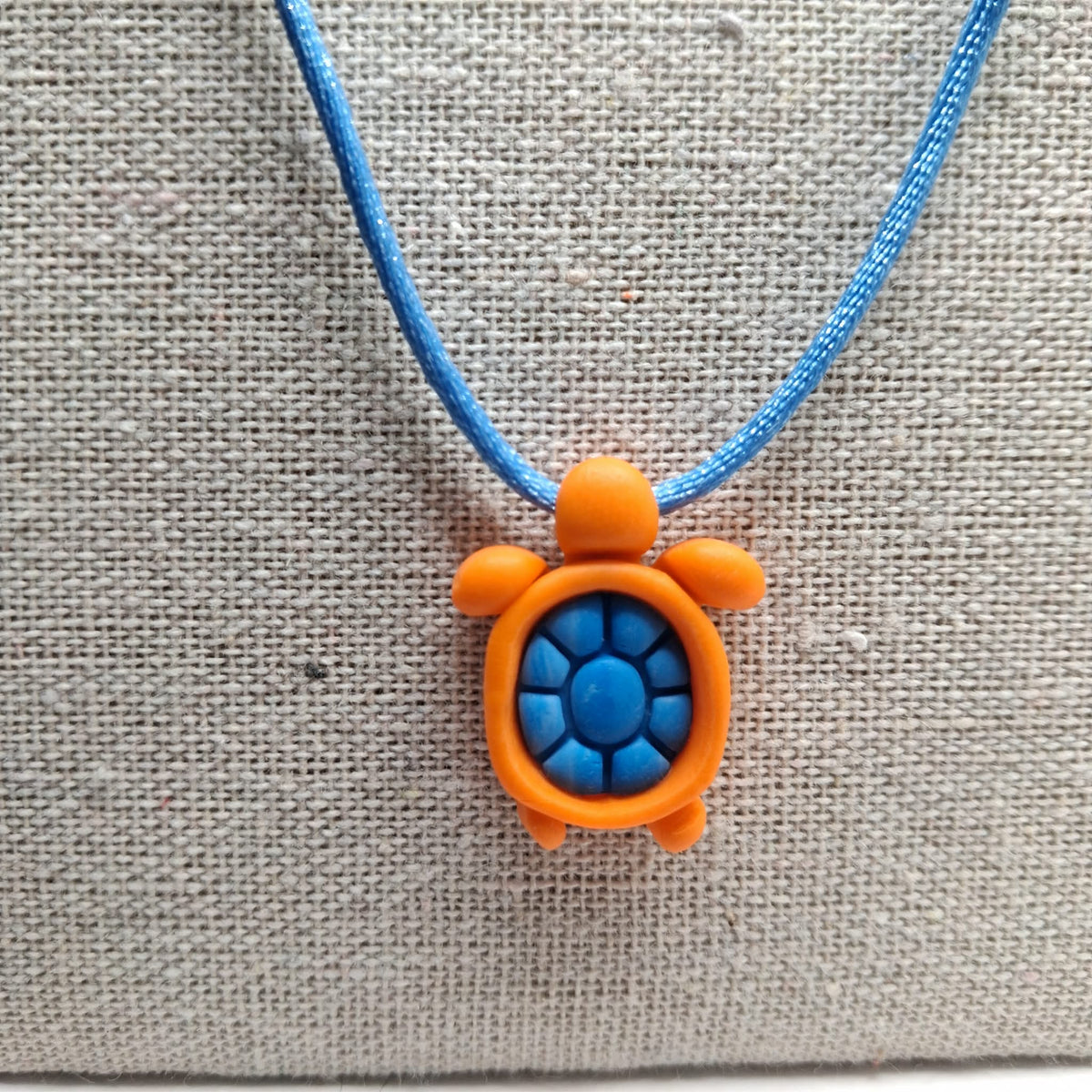 collier tortue argile polymère cordon nylon réglable unisexe homme femme enfant intergénérationnel fait main créatrice française Vendée surf plage vacances orange bleu