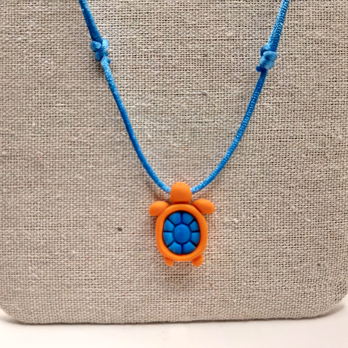 collier tortue argile polymère cordon nylon réglable unisexe homme femme enfant intergénérationnel fait main créatrice française Vendée surf plage vacances orange bleu