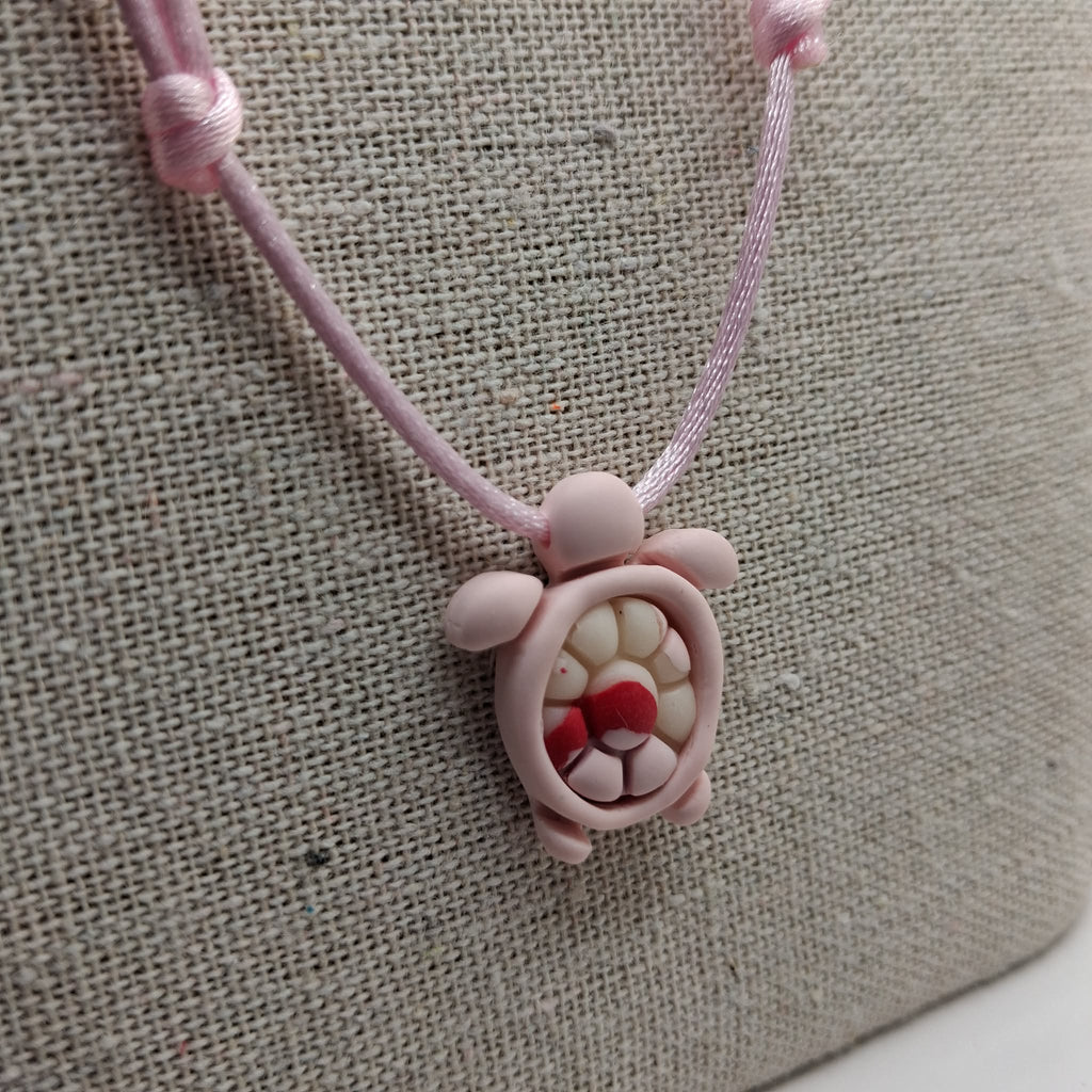 collier tortue argile polymère cordon nylon réglable unisexe intergénérationnel fait main créatrice française Vendée surf plage vacances rose blanc fuchsia