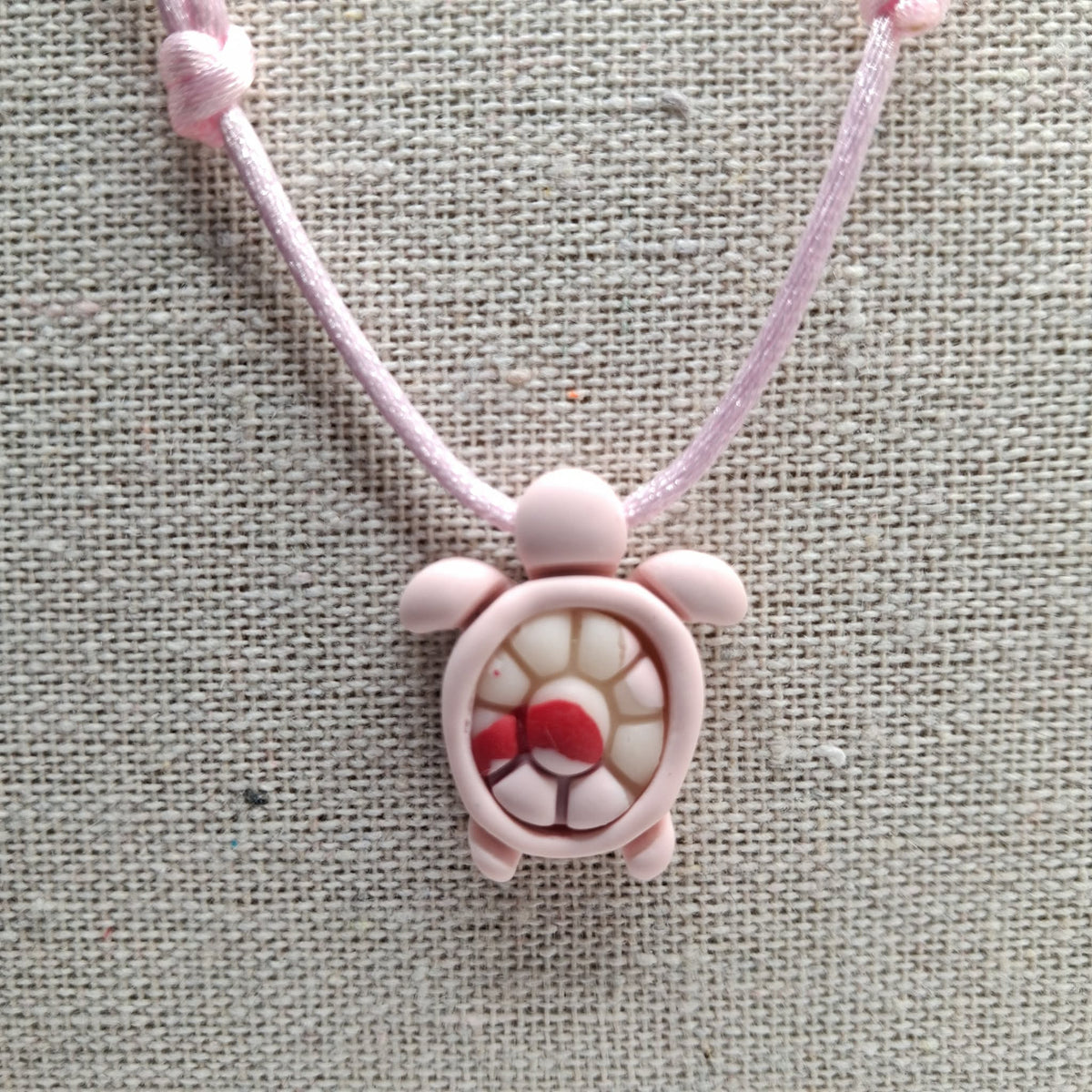 collier tortue argile polymère cordon nylon réglable unisexe intergénérationnel fait main créatrice française Vendée surf plage vacances rose blanc fuchsia