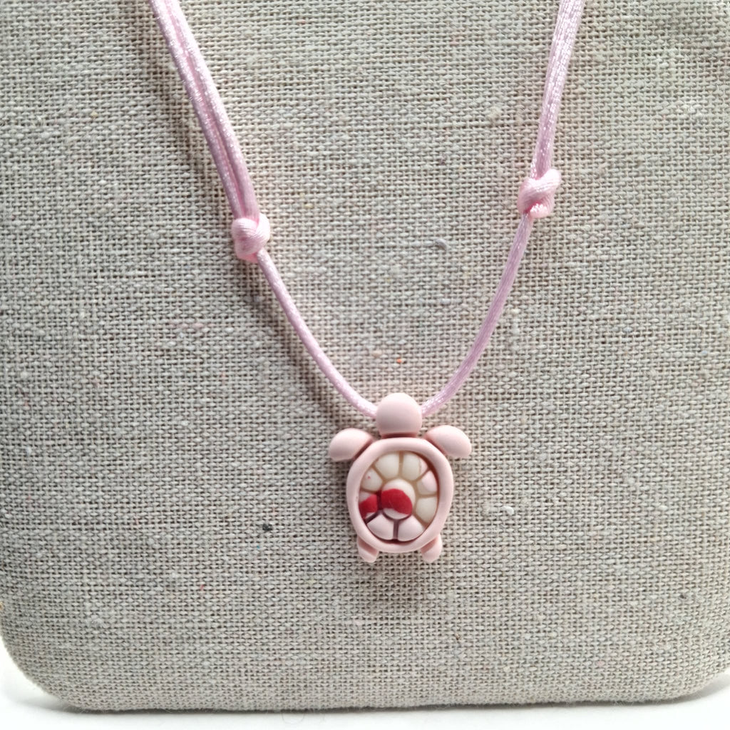 collier tortue argile polymère cordon nylon réglable unisexe intergénérationnel fait main créatrice française Vendée surf plage vacances rose blanc fuchsia