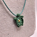 collier tortue argile polymère cordon nylon réglable unisexe homme femme enfant intergénérationnel fait main créatrice française Vendée surf plage vacances vert  or