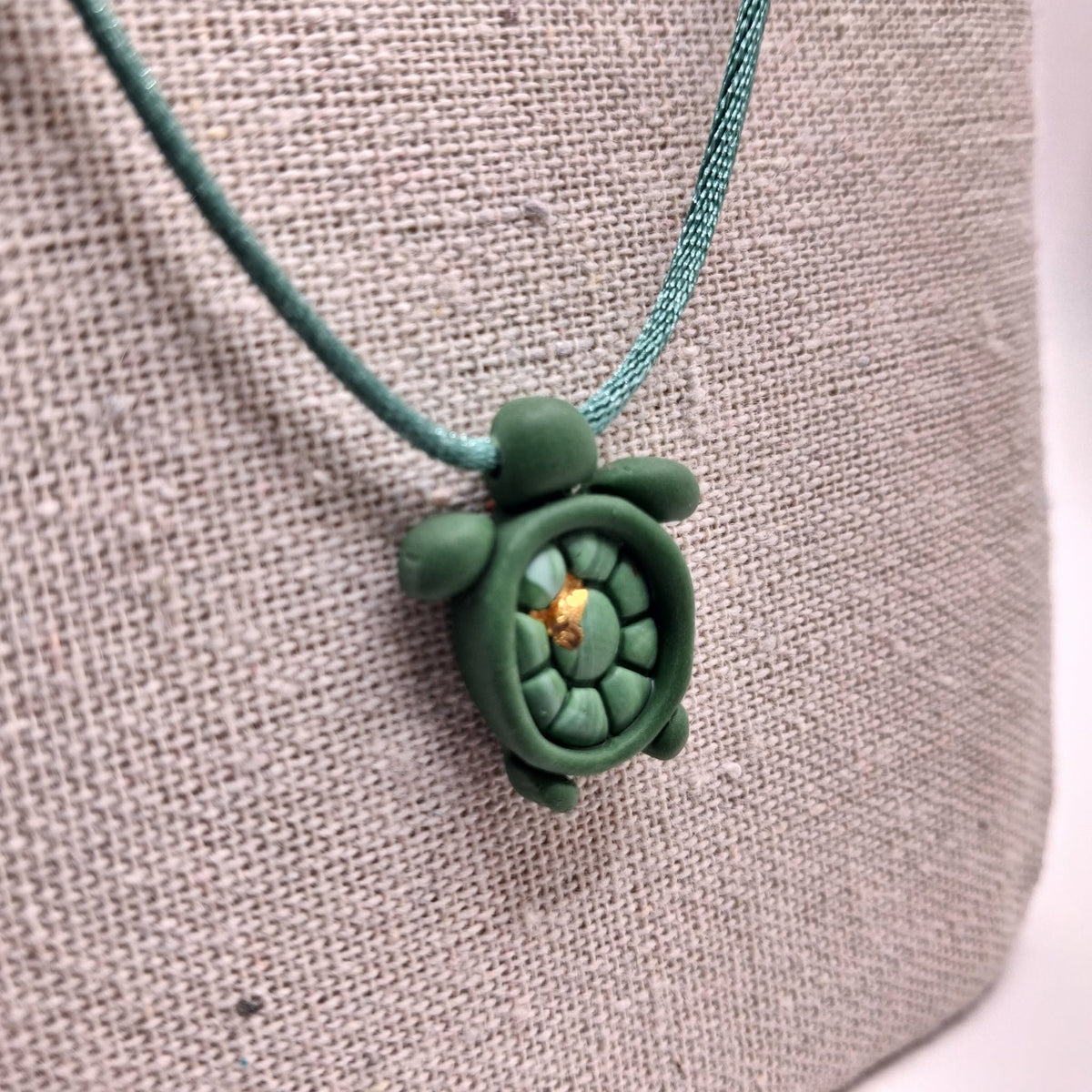 collier tortue argile polymère cordon nylon réglable unisexe homme femme enfant intergénérationnel fait main créatrice française Vendée surf plage vacances vert  or