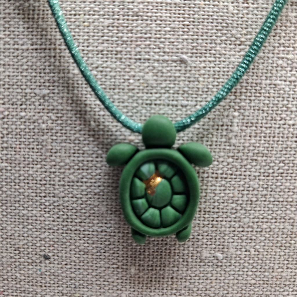 collier tortue argile polymère cordon nylon réglable unisexe homme femme enfant intergénérationnel fait main créatrice française Vendée surf plage vacances vert  or