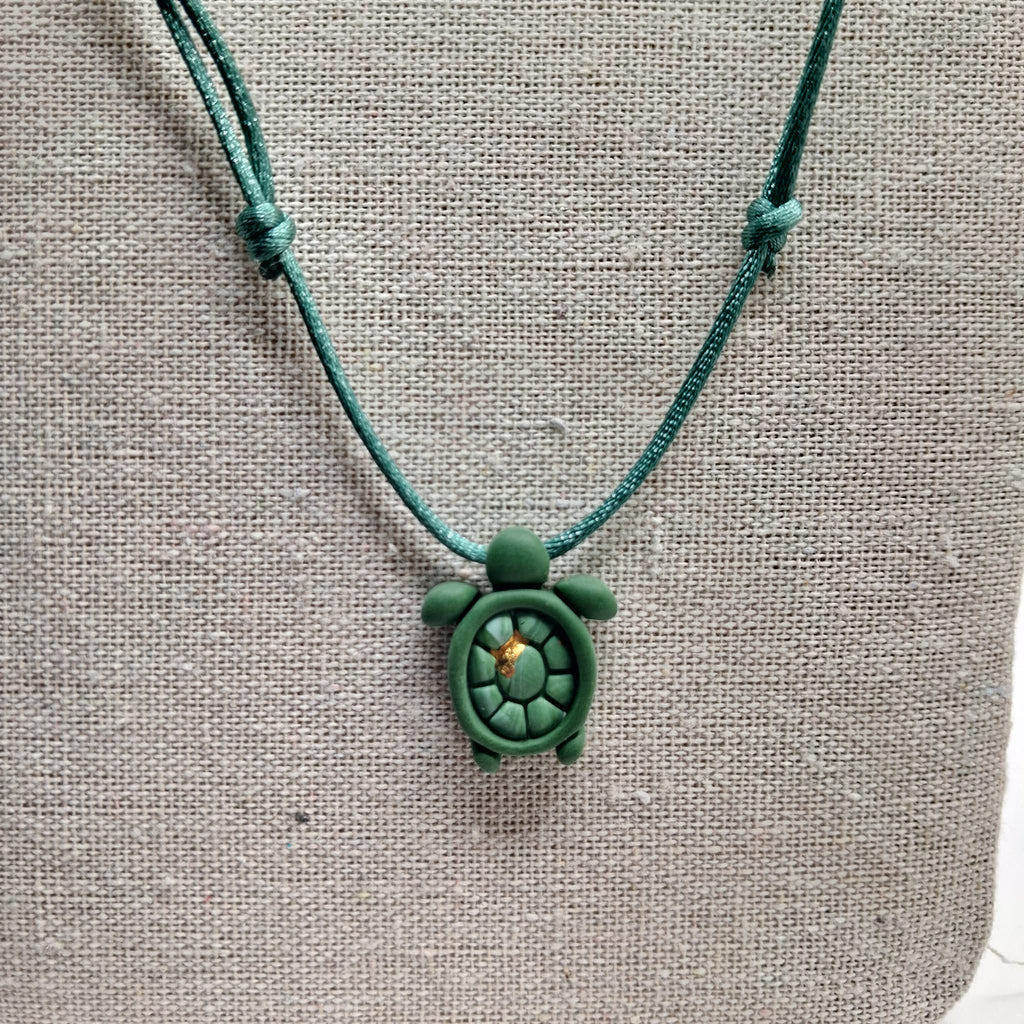 collier tortue argile polymère cordon nylon réglable unisexe homme femme enfant intergénérationnel fait main créatrice française Vendée surf plage vacances vert  or