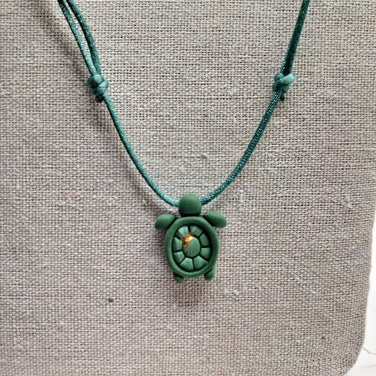 collier tortue argile polymère cordon nylon réglable unisexe homme femme enfant intergénérationnel fait main créatrice française Vendée surf plage vacances vert  or