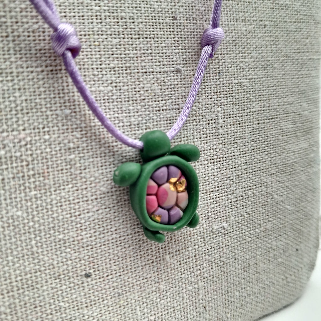 collier tortue argile polymère cordon nylon réglable unisexe intergénérationnel fait main créatrice française vendee surf plage vacances vert parme rose