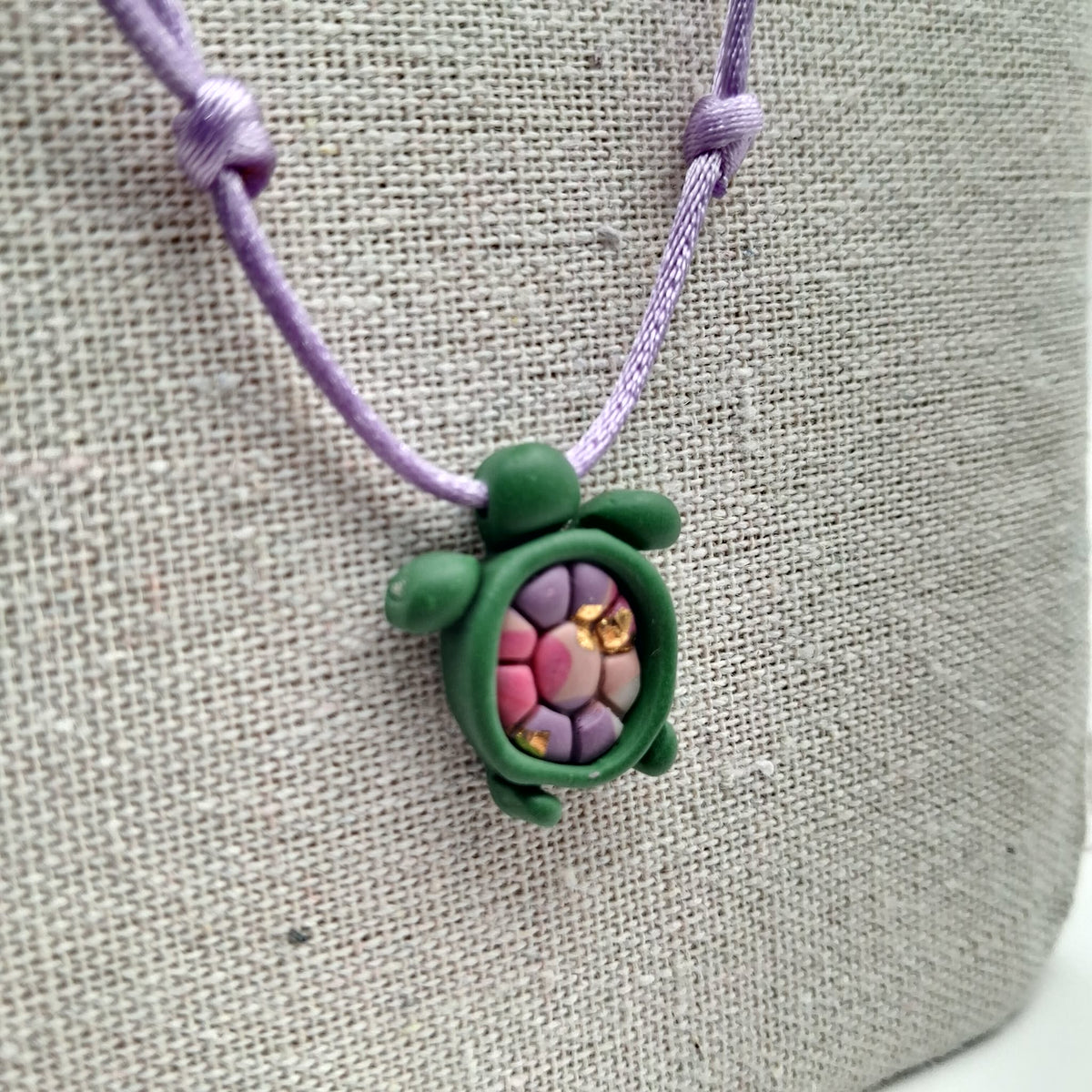 collier tortue argile polymère cordon nylon réglable unisexe intergénérationnel fait main créatrice française vendee surf plage vacances vert parme rose
