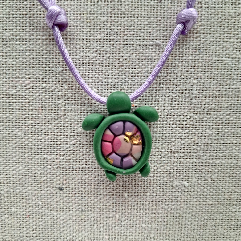collier tortue argile polymère cordon nylon réglable unisexe intergénérationnel fait main créatrice française Vendée surf plage vacances vert parme rose