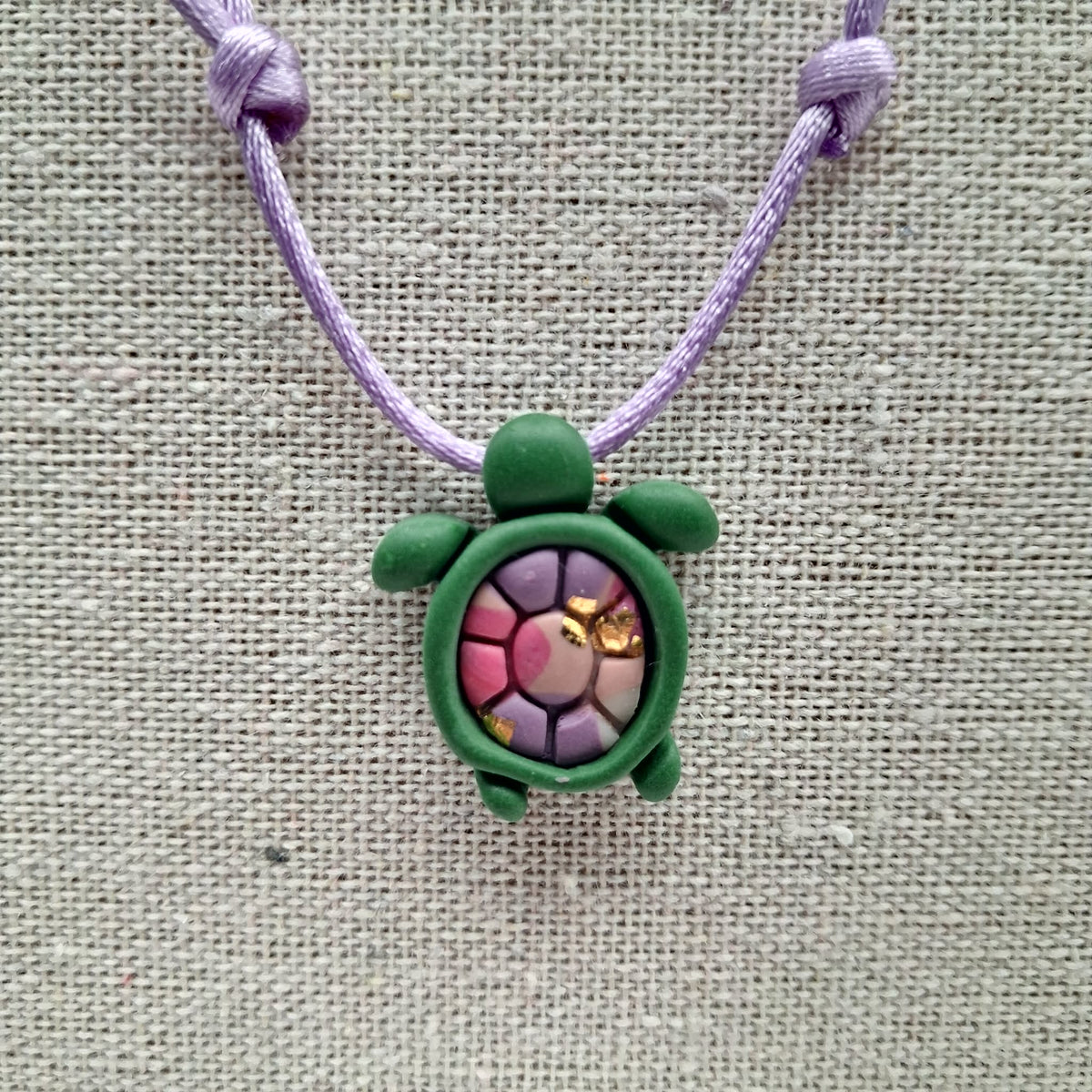 collier tortue argile polymère cordon nylon réglable unisexe intergénérationnel fait main créatrice française Vendée surf plage vacances vert parme rose