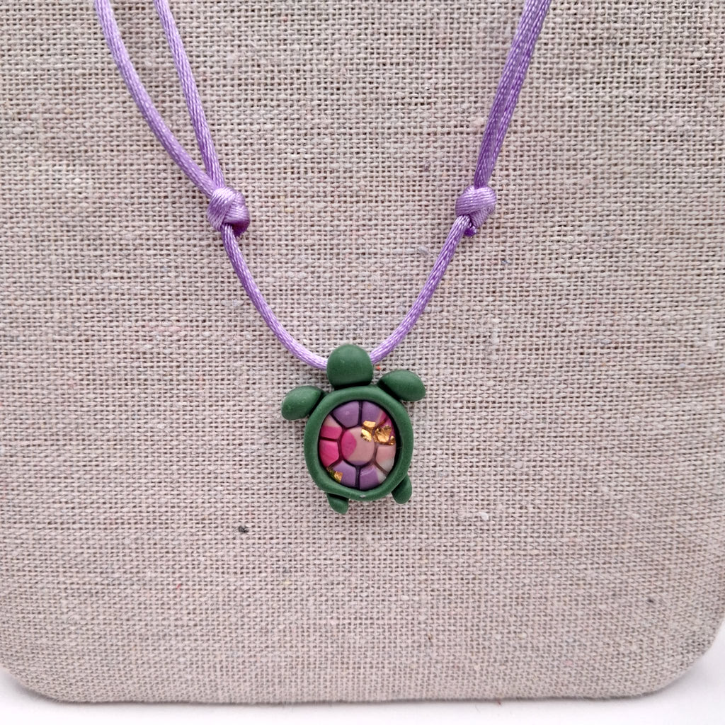 collier tortue argile polymère cordon nylon réglable unisexe intergénérationnel fait main créatrice française Vendée surf plage vacances vert parme rose