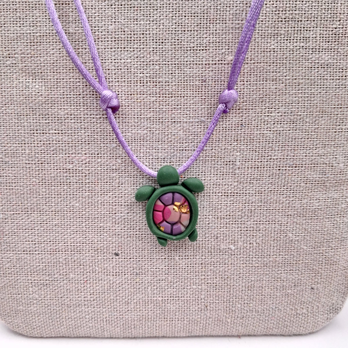 collier tortue argile polymère cordon nylon réglable unisexe intergénérationnel fait main créatrice française Vendée surf plage vacances vert parme rose