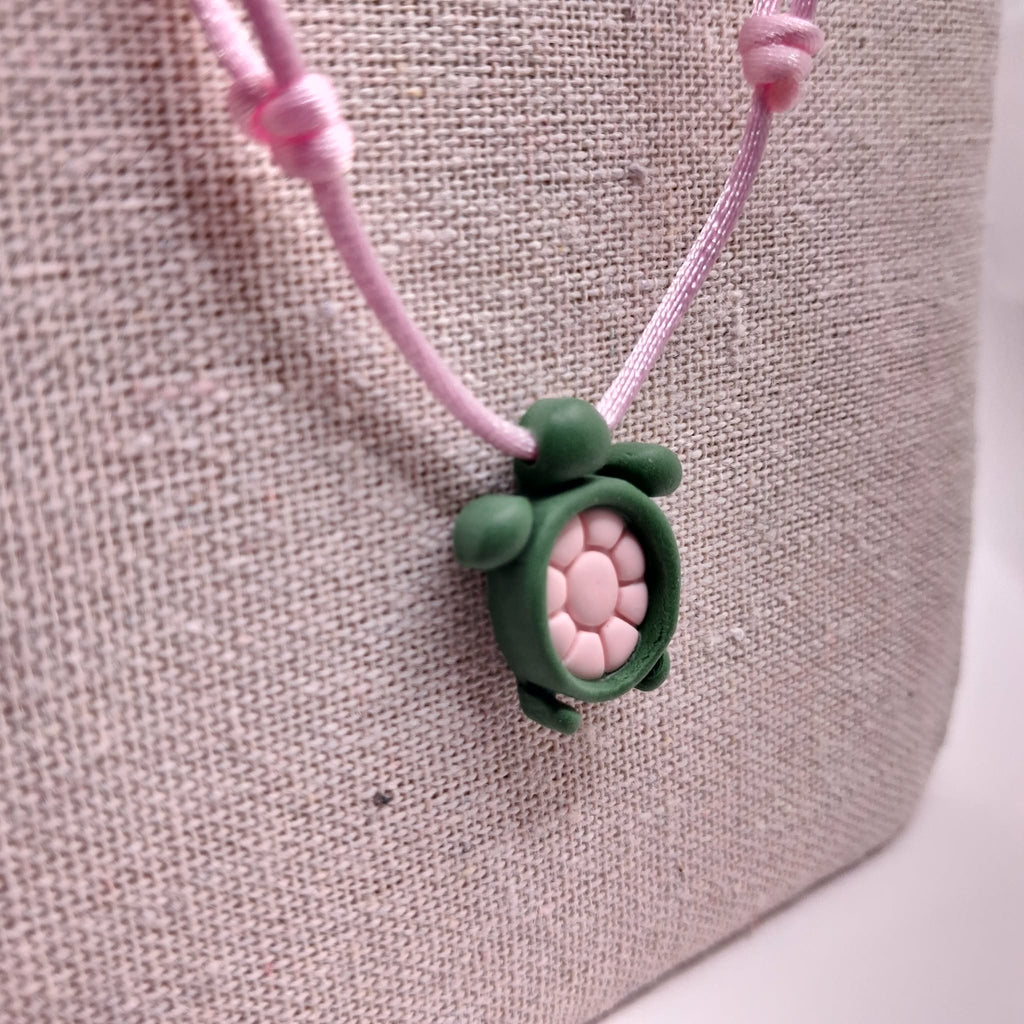collier tortue argile polymère cordon nylon réglable unisexe homme femme enfant intergénérationnel fait main créatrice française Vendée surf plage vacances vert rose
