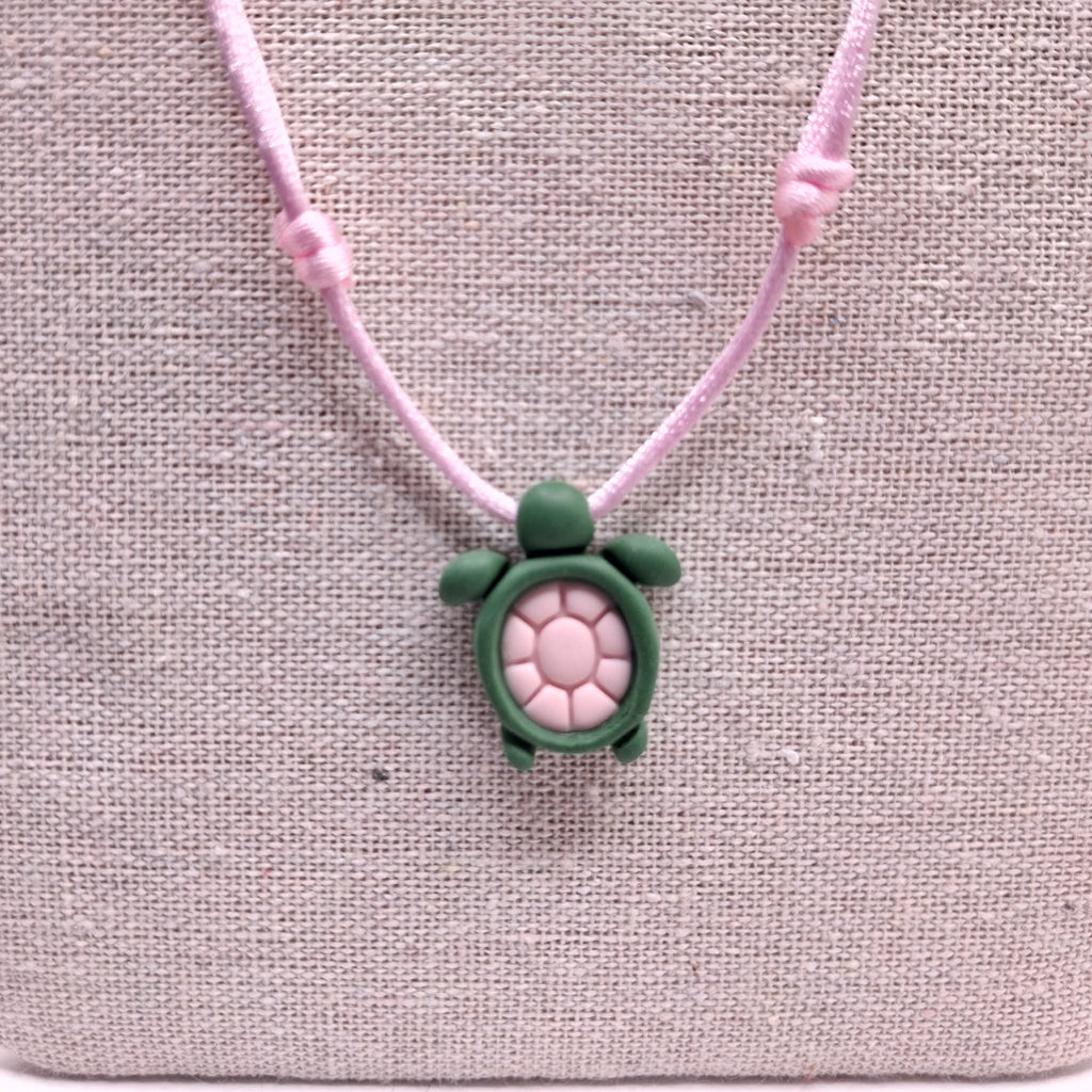 collier tortue argile polymère cordon nylon réglable unisexe homme femme enfant intergénérationnel fait main créatrice française Vendée surf plage vacances vert rose