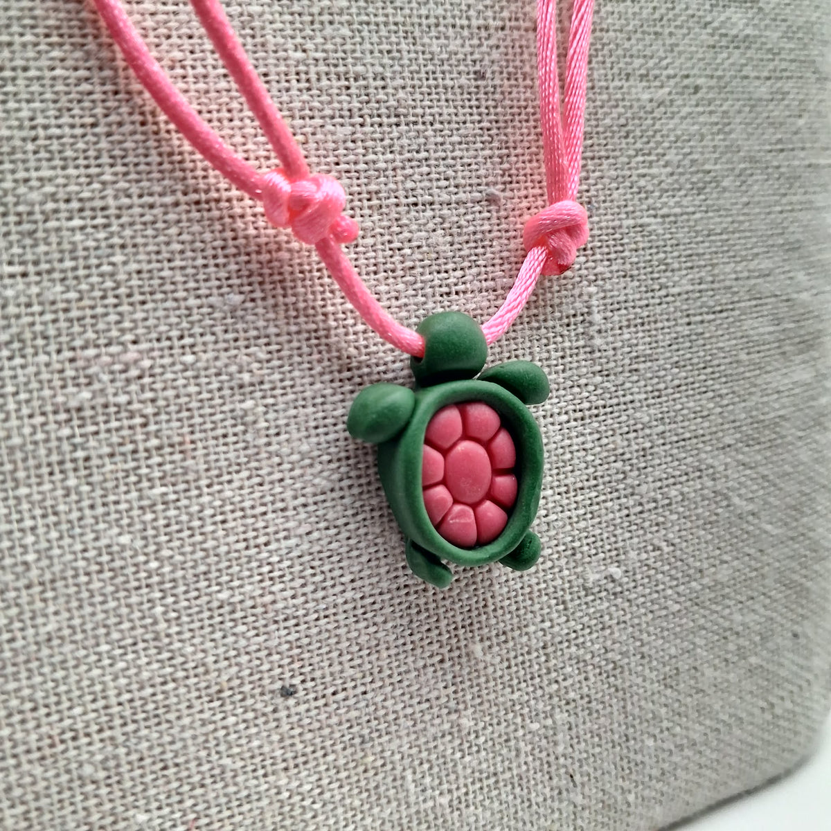 collier tortue argile polymère cordon nylon réglable unisexe intergénérationnel fait main créatrice française vendee surf plage vacances vert rose fuchsia