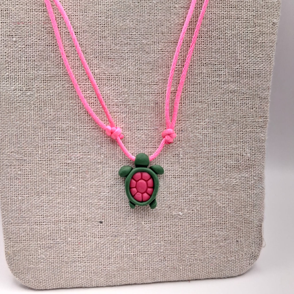 collier tortue argile polymère cordon nylon réglable unisexe intergénérationnel fait main créatrice française vendee surf plage vacances vert rose fuchsia