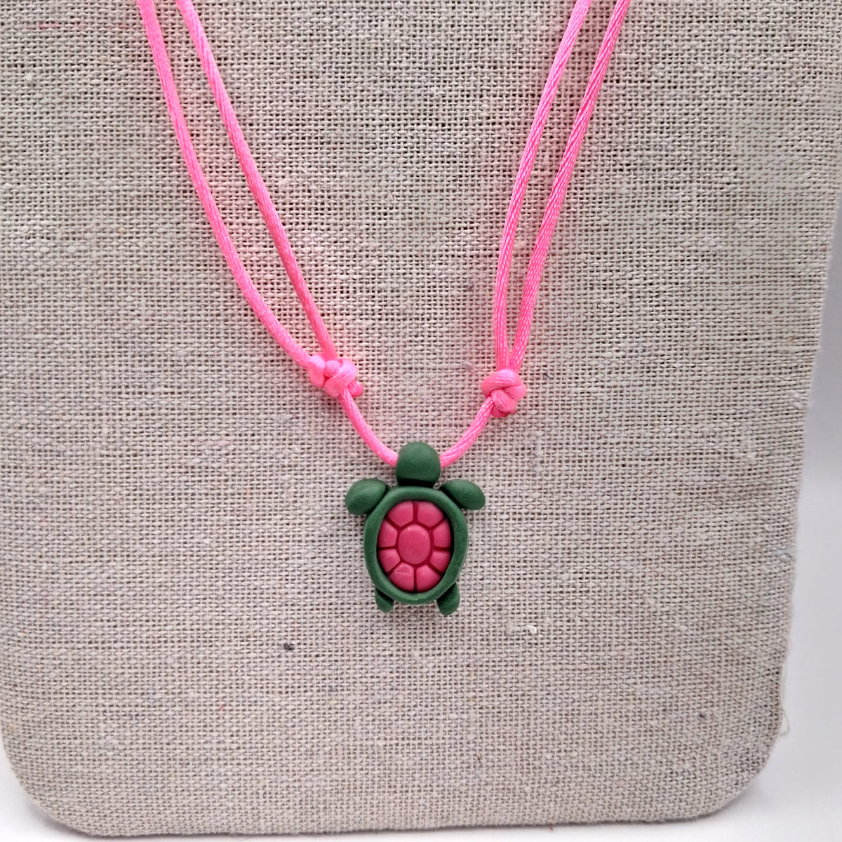 collier tortue argile polymère cordon nylon réglable unisexe intergénérationnel fait main créatrice française vendee surf plage vacances vert rose fuchsia