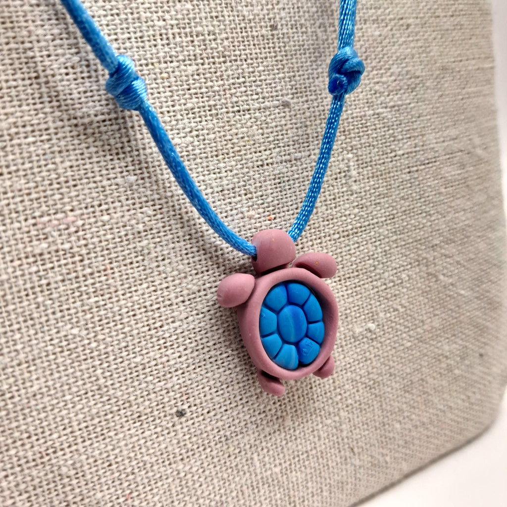 collier tortue argile polymère cordon nylon réglable unisexe intergénérationnel fait main créatrice française Vendée surf plage vacances vieux rose bleu