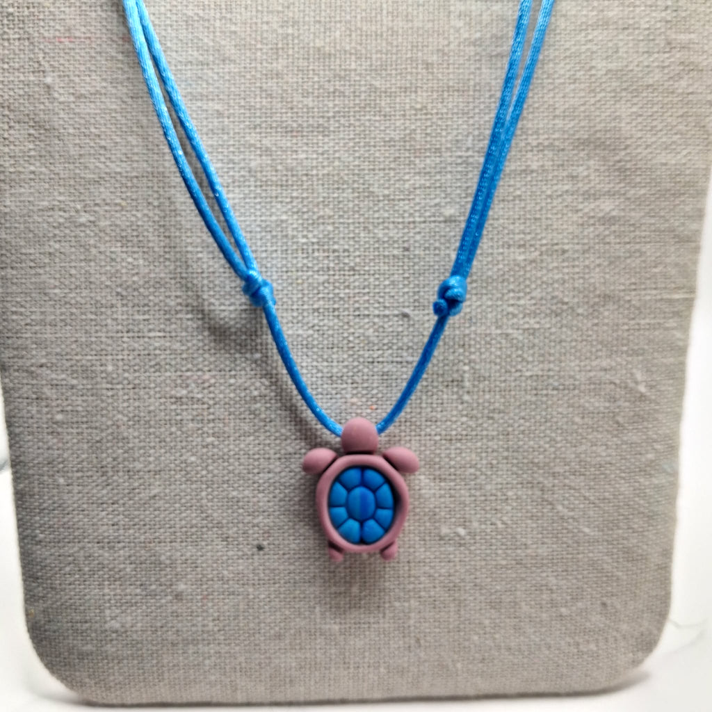 collier tortue argile polymère cordon nylon réglable unisexe intergénérationnel fait main créatrice française Vendée surf plage vacances vieux rose bleu
