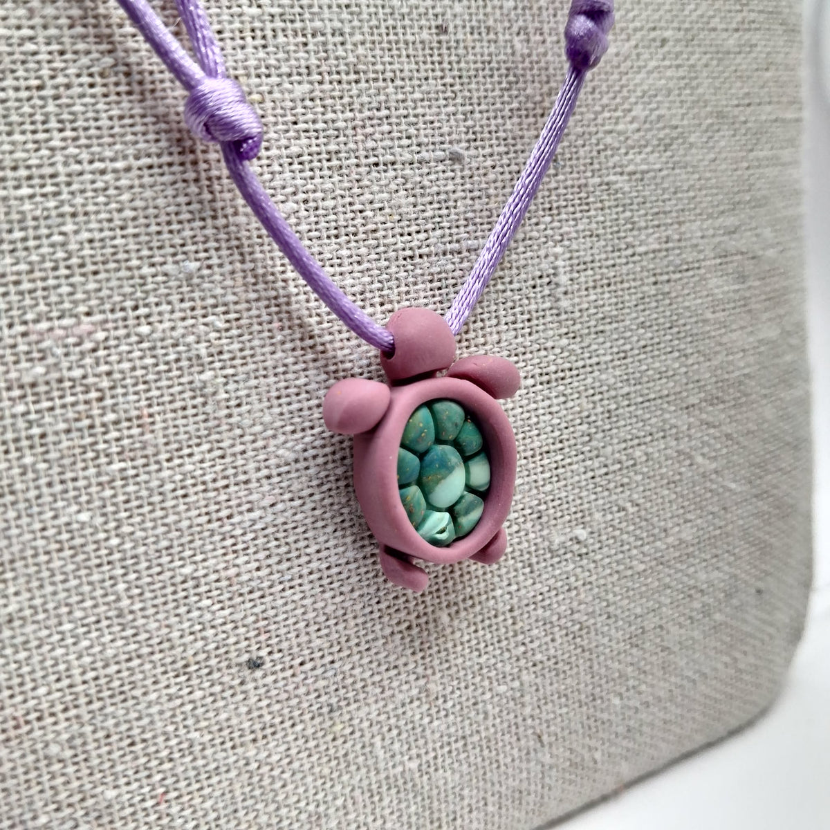 collier tortue argile polymère cordon nylon réglable unisexe intergénérationnel fait main créatrice française vendee surf plage vacances vieux rose vert parme