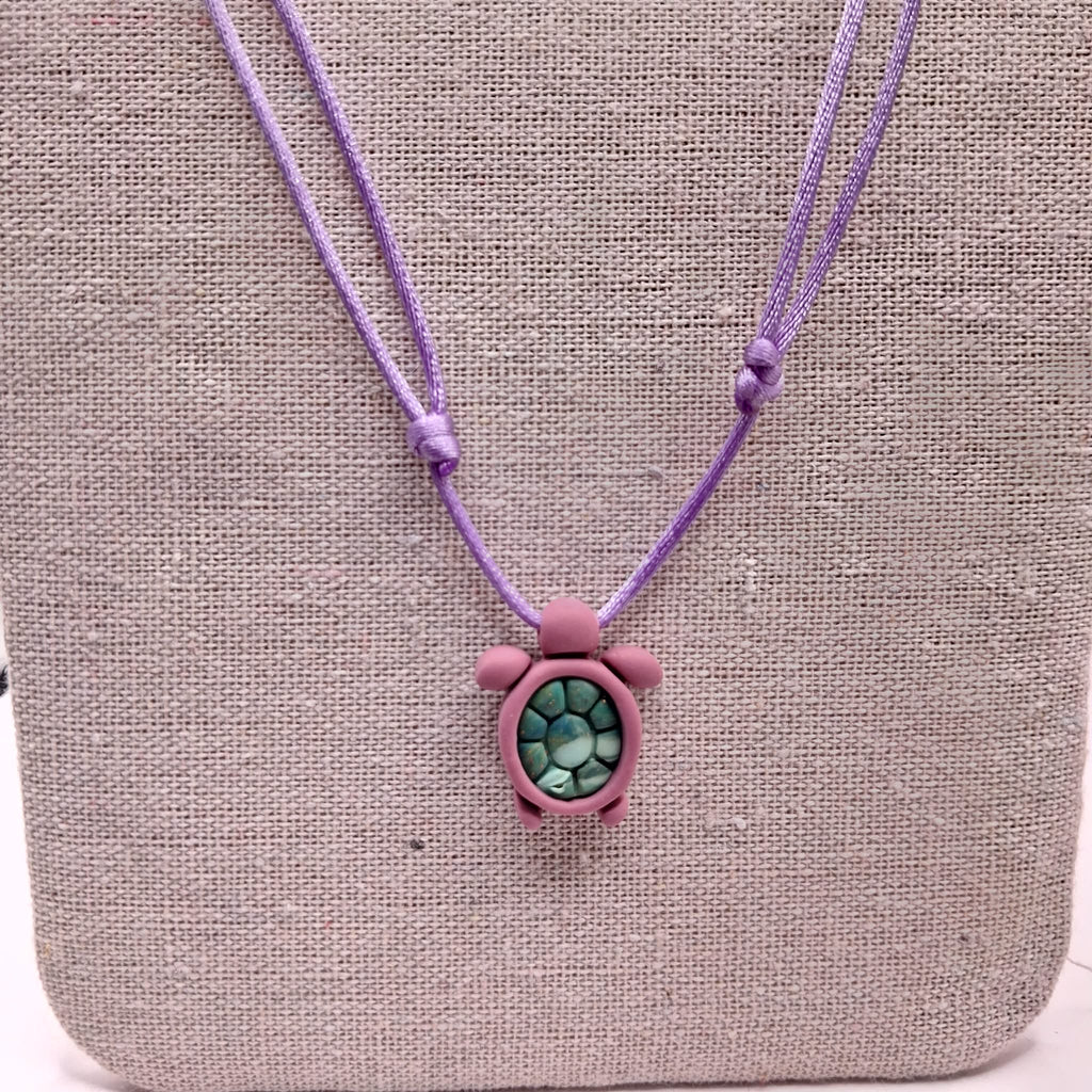 collier tortue argile polymère cordon nylon réglable unisexe intergénérationnel fait main créatrice française vendee surf plage vacances vieux rose vert parme