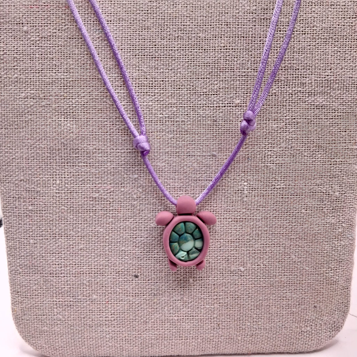 collier tortue argile polymère cordon nylon réglable unisexe intergénérationnel fait main créatrice française vendee surf plage vacances vieux rose vert parme