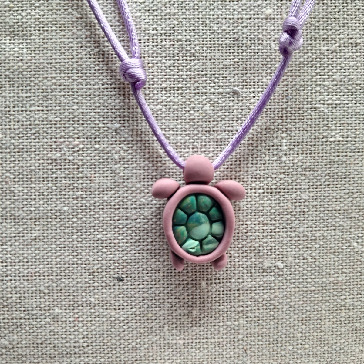 collier tortue argile polymère cordon nylon réglable unisexe intergénérationnel fait main créatrice française vendee surf plage vacances vieux rose vert parme