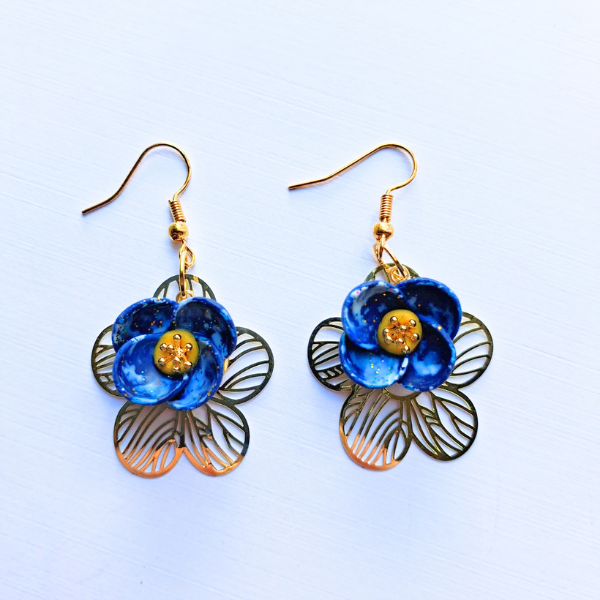 boucles oreilles pate fimo argile polymere resine uv fait main piece unique jadoretesboucles j'adore tes boucles jtb acier inoxydable vendée créatrice française made in France resine UV bleu marine paillettes or fleur
