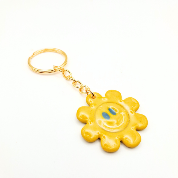 porte clés grigri sac trousse argile polymere pate fimo resine uv métal fleur smile jaune moutarde