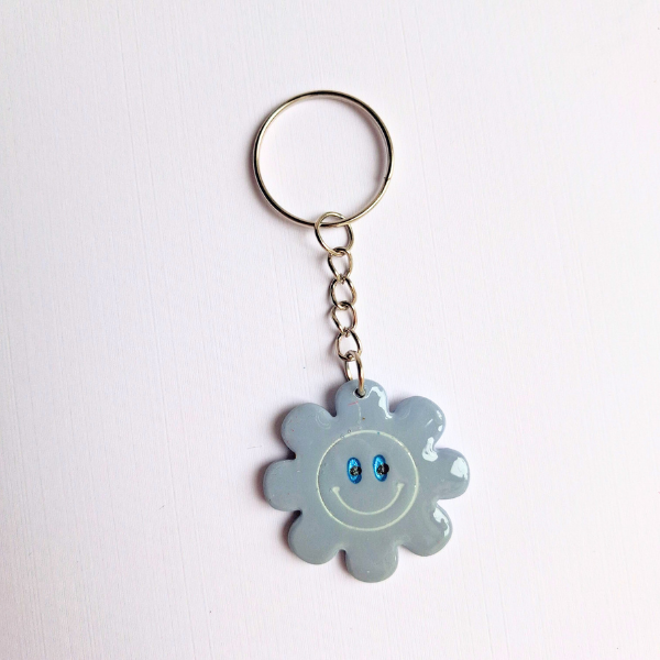 porte clés grigri sac trousse argile polymere pate fimo resine uv métal fleur smile bleu ciel