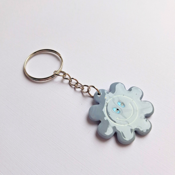 porte clés grigri sac trousse argile polymere pate fimo resine uv métal fleur smile bleu ciel