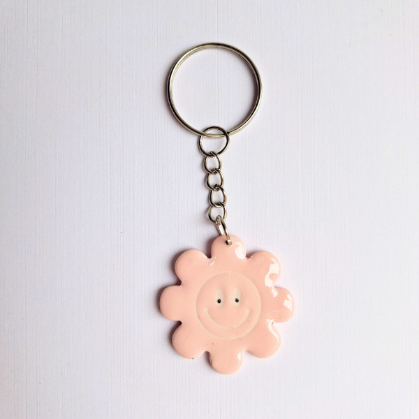 porte clés grigri sac trousse argile polymere pate fimo resine uv métal fleur smile rose