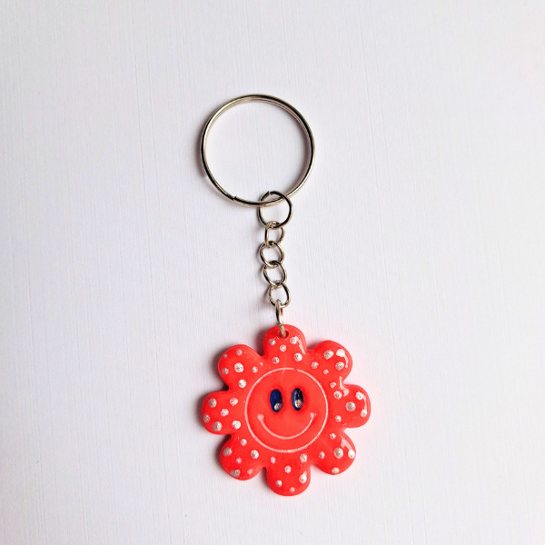 porte clés grigri sac trousse argile polymere pate fimo resine uv métal fleur smile rouge pois argent